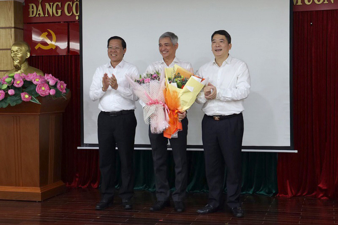 Thứ trưởng Bộ Tài chính Cao Anh Tuấn và Chủ tịch UBND Tp.HCM Phan Văn Mãi chúc mừng ông Lê Duy Minh, nguyên Cục trưởng Cục Thuế Tp.HCM được điều chuyển đến công tác tại UBND Tp.HCM.
