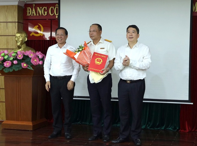 Thứ trưởng Bộ Tài chính Cao Anh Tuấn và Chủ tịch UBND Tp.HCM Phan Văn Mãi chúc mừng ông Vũ Xuân Bách.