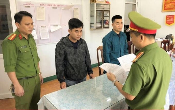Lực lượng chức năng đọc các quyết định khởi tố bị can, lệnh bắt tạm giam Huỳnh Tấn Anh Điệp. (Ảnh: C.A)