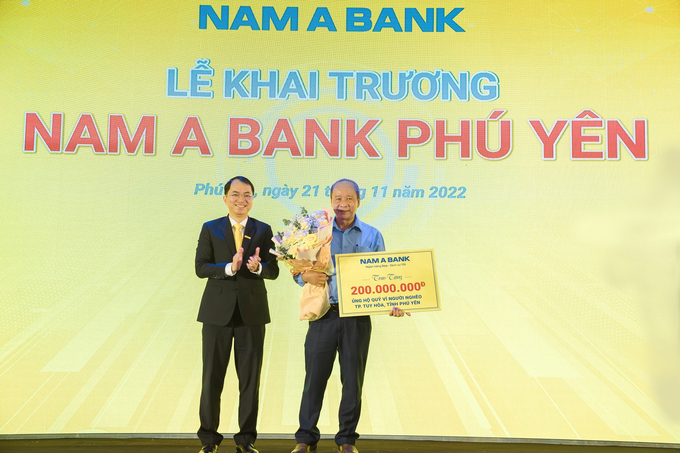 Đại diện Nam A Bank trao tặng 200 triệu đồng cho Quỹ người nghèo thành phố Tuy Hòa, Phú Yên.