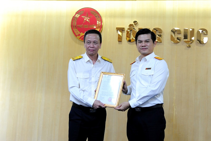 Phó tổng cục trưởng Tổng cục Thuế Vũ Chí Hùng trao quyết định cho ông Bùi Xuân Thành, Phó cục trưởng Cục Thuế Bắc Kạn giữ chức Phó vụ trưởng Vụ Tài vụ - Quản trị.