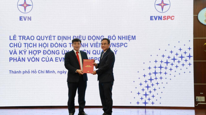 Ông Dương Quang Thành, Bí thư Đảng ủy, Chủ tịch HĐTV EVN trao quyết định bổ nhiệm ông Lê Văn Trang (trái) giữ chức Chủ tịch HĐTV EVNSPC.