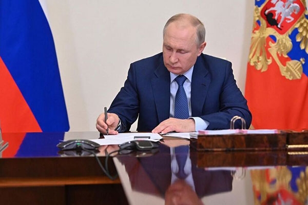 Tổng thống Nga Vladimir Putin đã ký sắc lệnh tăng thuế đối với ngành dầu khí Nga trong 3 năm tới.
