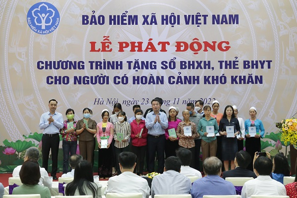 Tặng sổ BHXH, thẻ BHYT cho người có hoàn cảnh khó khăn tại điểm cầu BHXH Việt Nam.