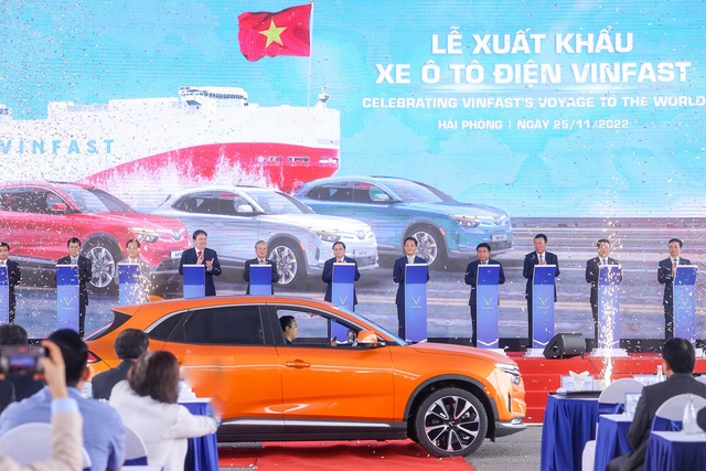 Thủ tướng Chính phủ dự lễ xuất khẩu lô ôtô điện thông minh đầu tiên, gồm 999 chiếc VF 8 ra thị trường quốc tế.