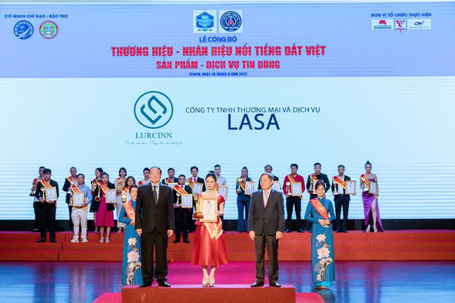 Bà Nguyễn Thị Lành (Founder Lurcinn) nhận cup và chứng nhận Top 10 thương hiệu – nhãn hiệu nổi tiếng đất Việt 2022. (Ảnh: BC)