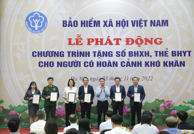 Tổng Giám đốc Nguyễn Thế Mạnh tiếp nhận sổ BHXH và thẻ BHYT do các doanh nghiệp hỗ trợ.