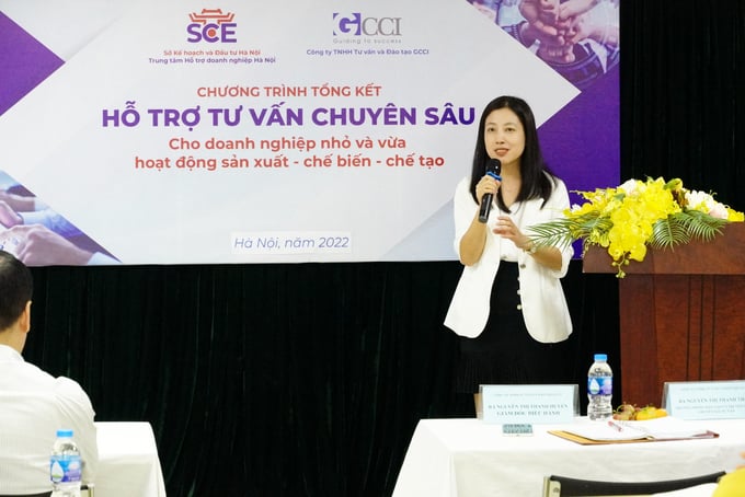 Chuyên gia Nguyễn Thị Thanh Thảo báo cáo hoạt động tư vấn tại công ty VN-J. (Ảnh: Thư Nguyễn)