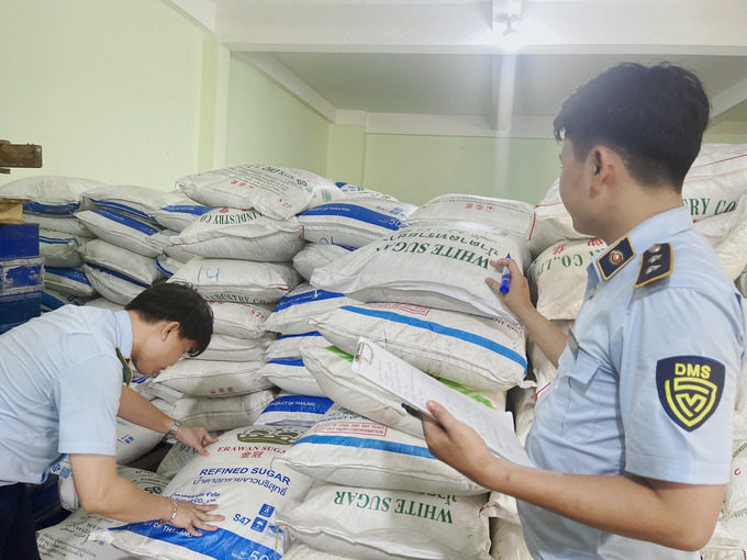 Lực lượng quản lý thị trường Phú Yên tạm giữ 35 tấn đường cát trắng không có hóa đơn chứng từ.