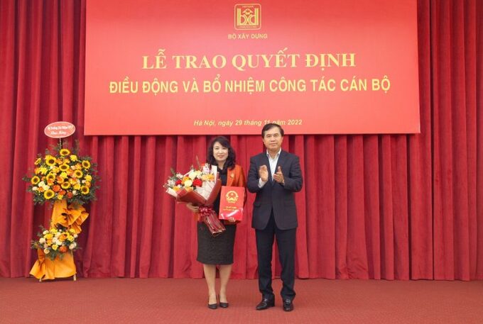 Thừa ủy quyền của Bộ trưởng Bộ Xây dựng, Thứ trưởng Lê Quang Hùng đã trao Quyết định điều động, bổ nhiệm cho bà Mai Thị Liên Hương.