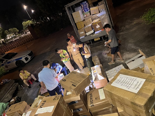 Lực lượng QLTT Quảng Ninh vừa phát hiện và tạm giữ hơn 3.000 sản phẩm thực phẩm, mỹ phẩm nghi nhập lậu.