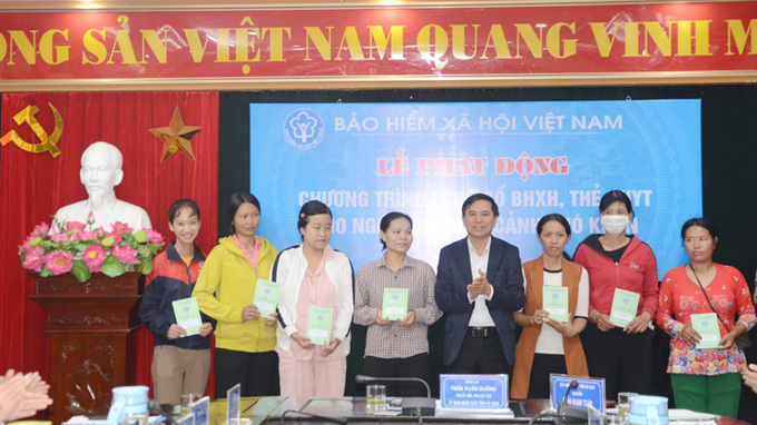 BHXH tỉnh Hà Nam trao tặng ​sổ BHXH và thẻ BHYT cho người dân có hoàn cảnh khó khăn thuộc xã Phù Vân và xã Tiên Tân (thành phố Phủ Lý).