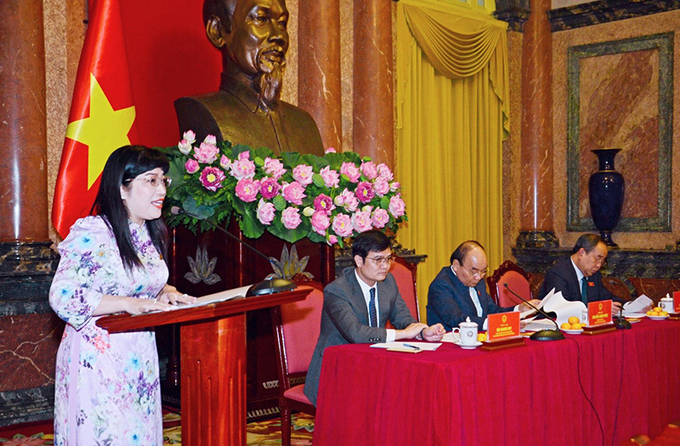Doanh nhân Lưu Thị Thanh Mẫu phát biểu ý kiến đề xuất về tài chính xanh và công trình xanh trước Chủ tịch nước cùng đoàn đại biểu Hội Doanh nhân trẻ Việt Nam.