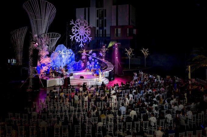 Hàng nghìn khán giả đã có mặt tại đô thị Meyhomes Capital Phú Quốc để thưởng thức show ca nhạc “Mùa Đông by Mey”.