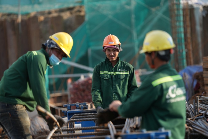 Người công nhân xây dựng có môi trường làm việc nặng nhọc, vất vả.