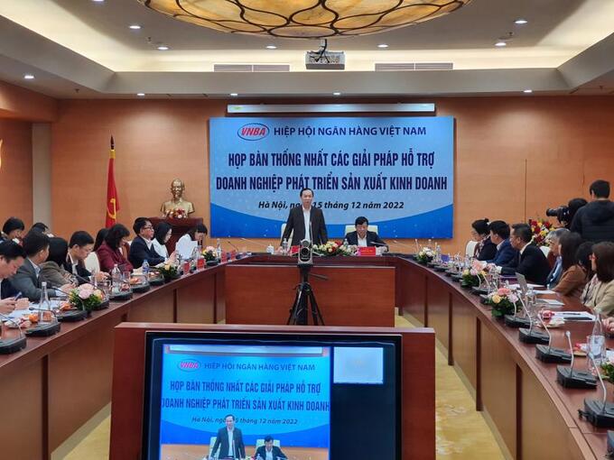 Hiệp hội Ngân hàng Việt Nam họp bàn thống nhất các giải pháp hỗ trợ doanh nghiệp phát triển sản xuất kinh doanh.