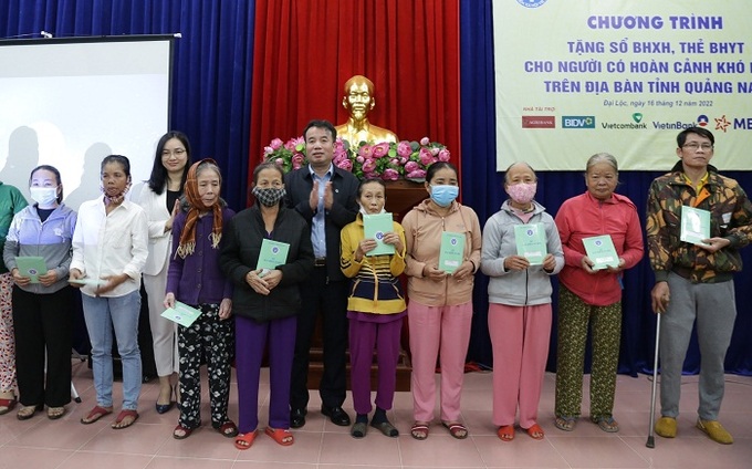 TGĐ Nguyễn Thế Mạnh trao tặng sổ, thẻ cho người có hoàn cảnh khó khăn năm 2022.