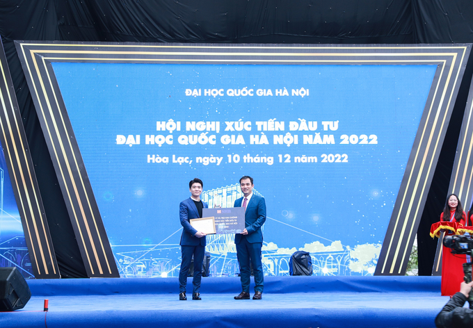 Phó Giám đốc ĐHQGHN Phạm Bảo Sơn trao chứng nhận đơn vị tài trợ Kim Cương tới đại diện SHB – Thành viên HĐQT kiêm PTGĐ Đỗ Quang Vinh (bên trái).