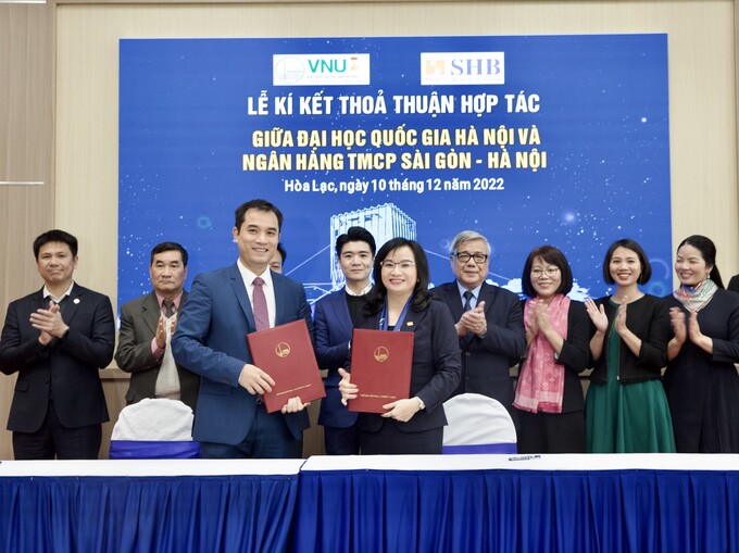 TS Ngô Thu Hà - Tổng Giám đốc SHB và PGS.TS Phạm Bảo Sơn - Phó Giám đốc ĐHQGHN trao thỏa thuận hợp tác.