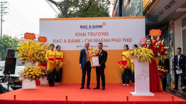 Ông Chu Nguyên Bình, Phó TGĐ BAC A BANK trao quyết định thành lập cho Giám đốc CN Phú Thọ.