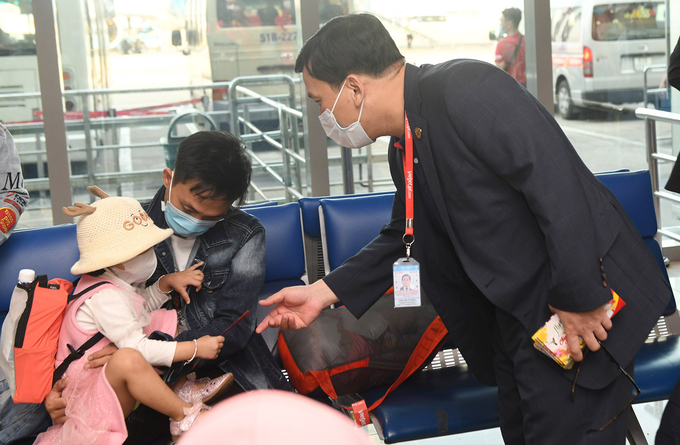 Giám đốc điều hành Đinh Việt Phương chúc tết hành khách bay trong dịp Tết 2022