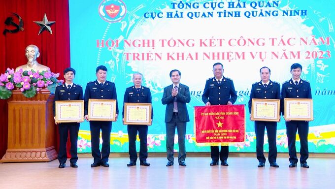 Lãnh đạo tỉnh Quảng Ninh trao cờ thi đua và bằng khen cho các đơn vị xuất sắc thuộc Cục Hải quan Quảng Ninh