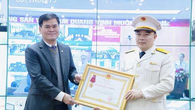 Thừa ủy quyền của Chủ tịch nước, Phó chủ tịch UBND tỉnh Quảng Ninh Bùi Văn Khắng trao Huân chương Lao động hạng Ba cho Cục trưởng Cục Thuế Quảng Ninh Cao Ngọc Tuấn.