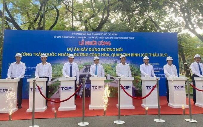 Các đại biểu làm nghi thức khởi công xây dựng dự án đường Trần Quốc Hoàn - đường Cộng Hòa.