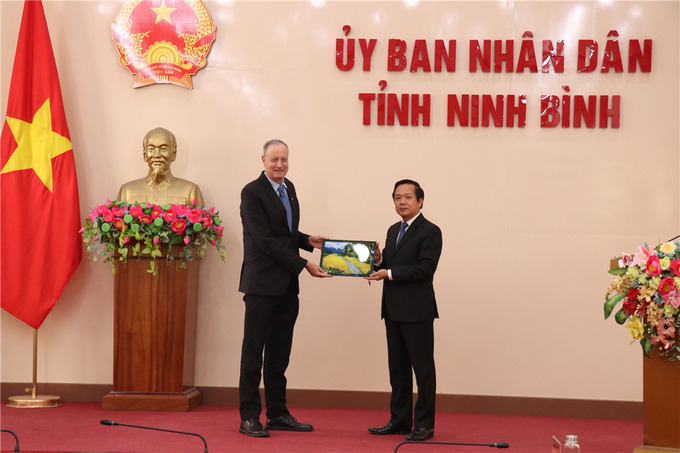 Đồng chí Phạm Quang Ngọc, Chủ tịch UBND tỉnh trao tặng quà lưu niệm cho Ngài Đại sứ Israel tại Việt Nam.