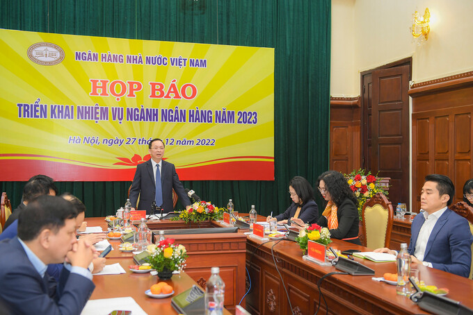 Phó thống đốc Ngân hàng Nhà nước Đào Minh Tú chủ trì họp báo.