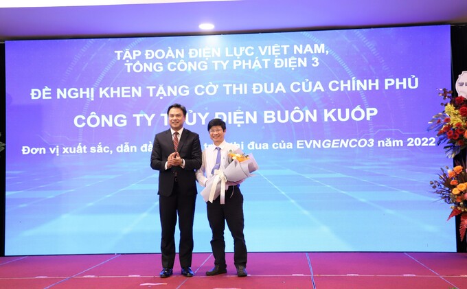 Ông Đinh Quốc Lâm – Bí thư Đảng ủy, Chủ tịch HĐQT Tổng Công ty trao hoa chúc mừng Công ty Thủy điện Buôn Kuốp – Đơn vị xuất sắc dẫn đầu thi đua trong EVNGENCO3, được đề nghị tặng cờ thi đua của Chính phủ