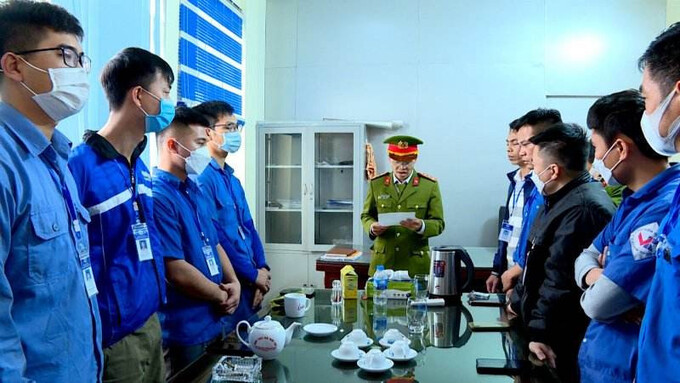 Giám đốc, Phó giám đốc và 12 cán bộ Trung tâm Đăng kiểm ở Bắc Ninh bị bắt. (Ảnh Công an cung cấp).