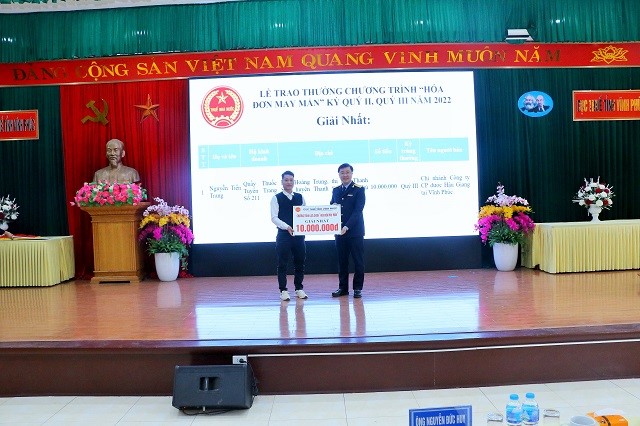Ông Nguyễn Đức Huy - Phó cục trưởng Cục Thuế Vĩnh Phúc trao thưởng cho hộ kinh doanh may mắn giành được Giải nhất của Chương trình “Lựa chọn hóa đơn may mắn” kỳ Quý 2, 3 năm 2022.
