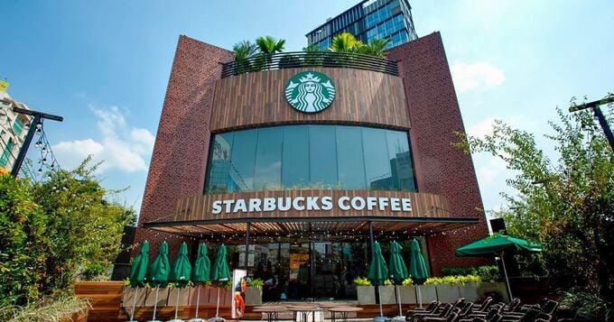 Cửa hàng Starbucks tại vòng xoay ngã sáu Phù Đổng quận 1, Tp.HCM.