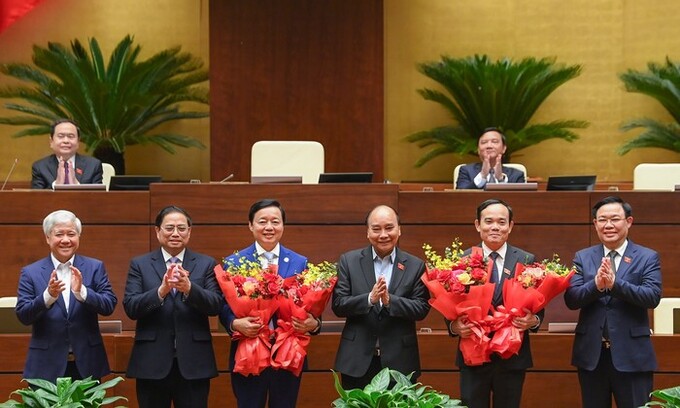 Chủ tịch nước Nguyễn Xuân Phúc, Chủ tịch Quôc hội Vương Đình Huệ, Thủ tướng Chính phủ Phạm Minh Chính tặng hoa cho 2 tân Phó thủ tướng.