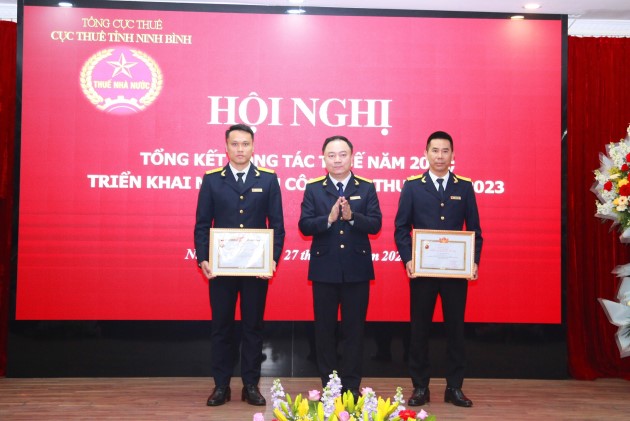 Cục trưởng Cục Thuế Ninh Bình Đinh Nam Thắng trao danh hiệu Chiến sĩ thi đua ngành Tài chính cho cán bộ, công chức Cục Thuế.