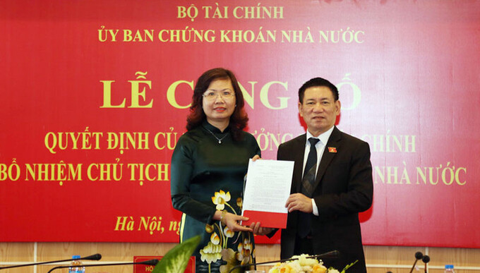 Bà Vũ Thị Chân Phương (trái) được bổ nhiệm là Chủ tịch Ủy ban Chứng khoán NN. (Ảnh: UBCKNN)