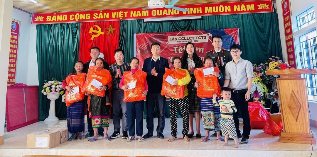 Đồng hành cùng chương trình còn có đại diện Đoàn thanh niên Công an Nghệ An, Phòng Lao động Thương binh Xã hội huyện Kỳ Sơn, lãnh đạo xã Bảo Thắng. 