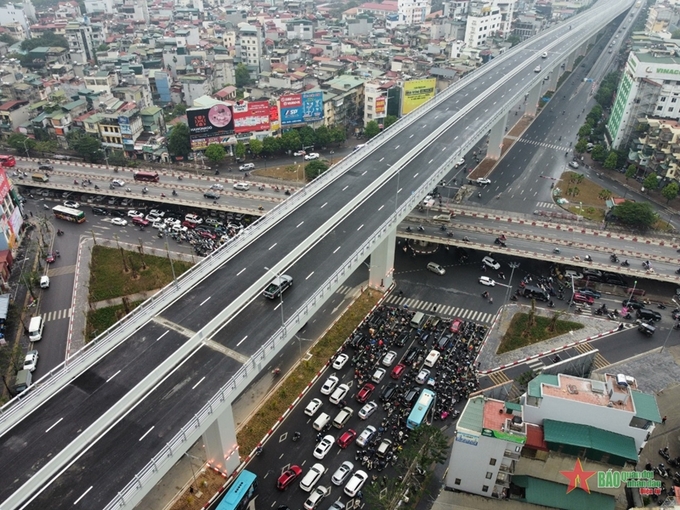 Đường Vành đai 2 trên cao giúp giải quyết hàng loạt vấn đề giao thông cấp bách của Thủ đô trong thời gian tới.