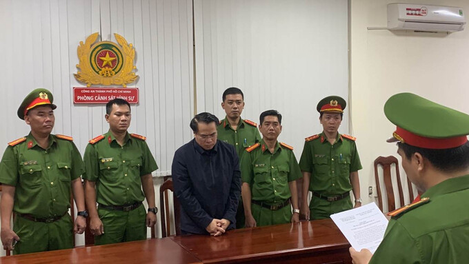 Cơ quan công an đọc lệnh bắt và khám xét phòng làm việc của ông Đặng Việt Hà tại Cục Đăng kiểm Việt Nam. Ảnh: Công an Tp.HCM cung cấp.