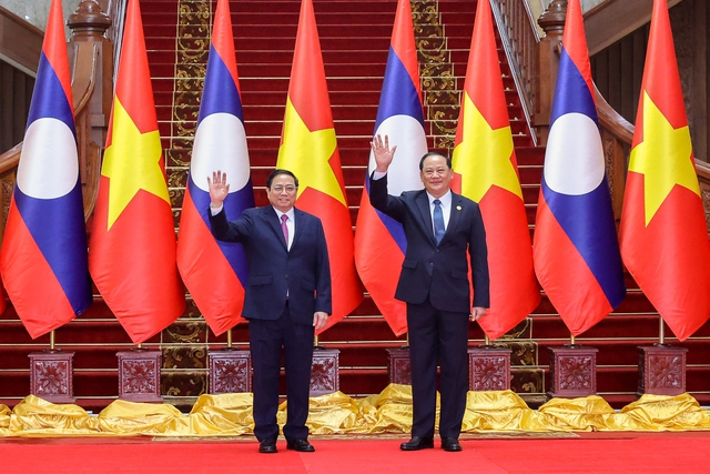 Thủ tướng Phạm Minh Chính và Thủ tướng Lào Sonexay Siphandone. (Ảnh: VGP)