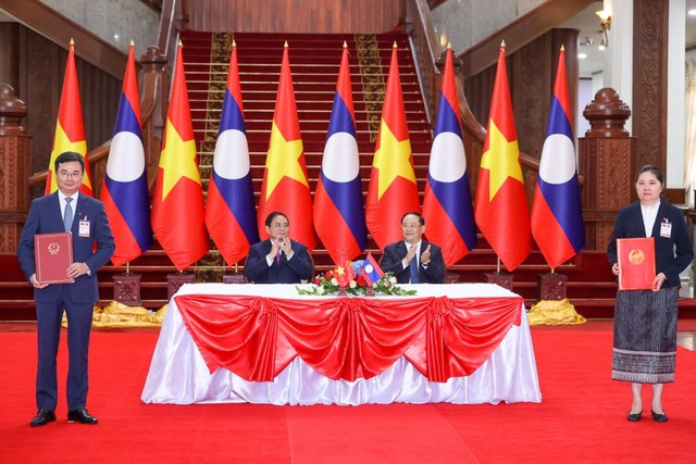 Hai Thủ tướng chứng kiến lễ ký kết Bản ghi nhớ về hợp tác trong lĩnh vực đổi mới tài chính và hệ thống thanh toán giữa Ngân hàng Nhà nước Việt Nam và Ngân hàng Nhà nước Lào. (Ảnh: VGP)