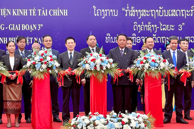 Bộ trưởng Bộ Tài chính Hồ Đức Phớc cắt băng khánh thành dự án xây dựng Học viện Kinh tế - Tài chính Đông Khăm Xạng (giai đoạn 3).