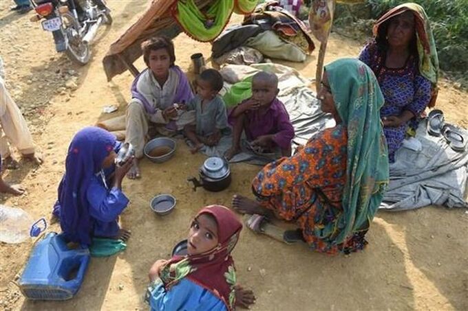 Người dân bị ảnh hưởng bởi ngập lụt sơ tán tới các khu trại tạm ở tỉnh Sindh (Pakistan). (Ảnh: AFP/TTXVN)