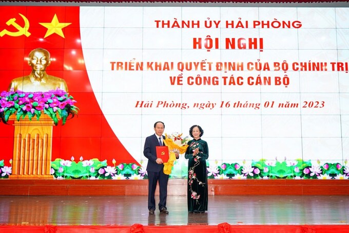 Trưởng Ban Tổ chức Trung ương Trương Thị Mai trao Quyết định và tặng hoa chúc mừng tân Bí thư Thành ủy Hải Phòng Lê Tiến Châu.