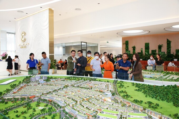 Khách hàng tham quan văn phòng bán hàng dự án Meyhomes Capital Phú Quốc.