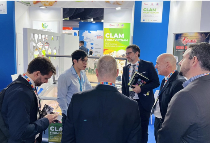 VCCI phối hợp cùng tổ chức Oxfam tại Việt Nam tổ chức khảo sát và kết nối thị trường thủy sản Châu Âu thông qua trưng bày và giới thiệu mặt hàng Nghêu tại Hội chợ Thủy sản Toàn cầu 2022, tổ chức tại thành phố Barcelona, Tây Ban Nha.