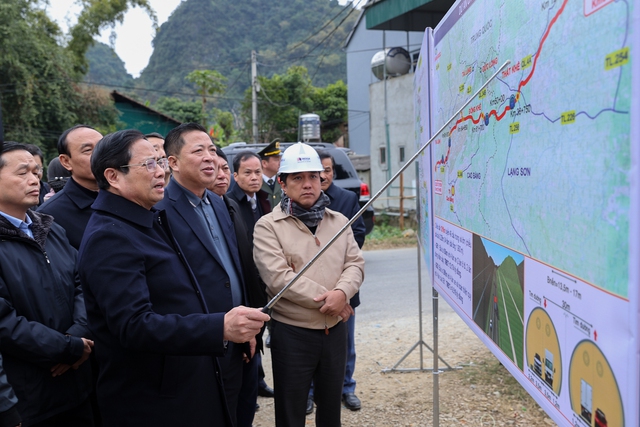 Thủ tướng khảo sát thực địa, nghe báo cáo về tiến độ triển khai, các khó khăn, vướng mắc cần giải quyết liên quan tới tuyến cao tốc Đồng Đăng-Trà Lĩnh nối Cao Bằng với Lạng Sơn. (Ảnh: VGP)
