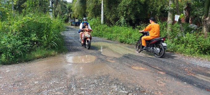 Khu vực Dự án đang là con đường loang lỗ, người dân gánh chịu khổ sở.