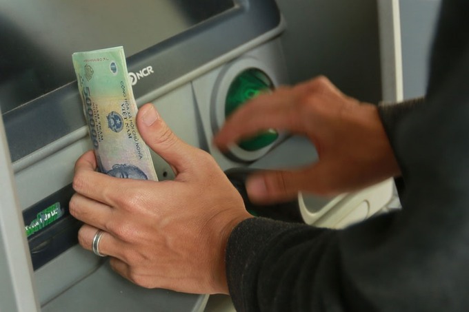 Ngân hàng Vietcombank tăng hạn mức rút tiền mặt từ 5 triệu lên 10 triệu đồng cho mỗi lần giao dịch đối với thẻ ghi nợ nội địa và thẻ ghi nợ quốc tế cá nhân của ngân hàng này.